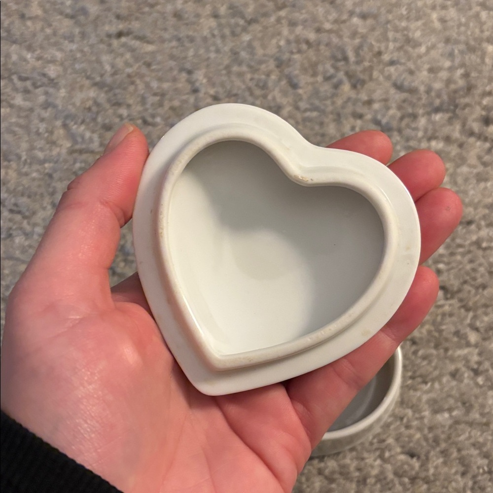 🌹 Vintage Porcelain Heart-Shaped Trinket Box - Picture 6 of 6